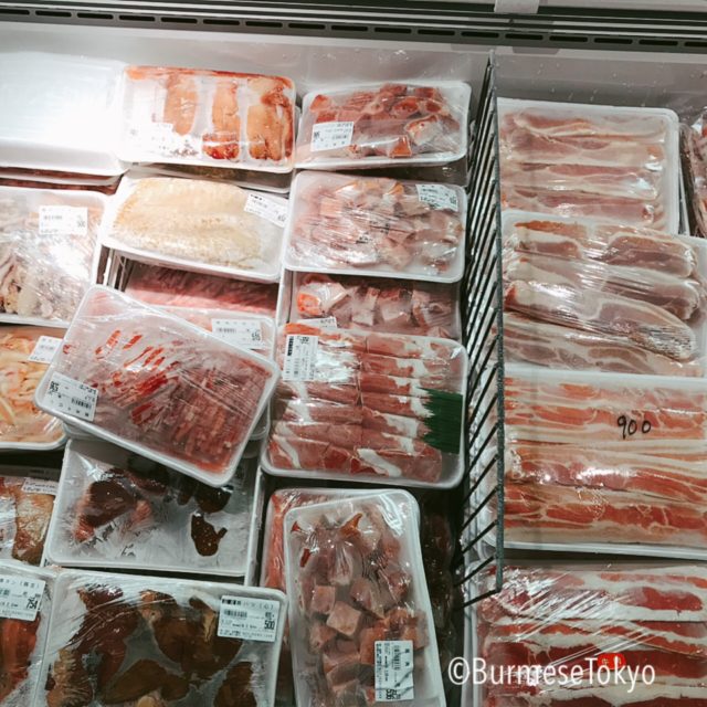 コウメイ水産の冷凍生肉コーナー