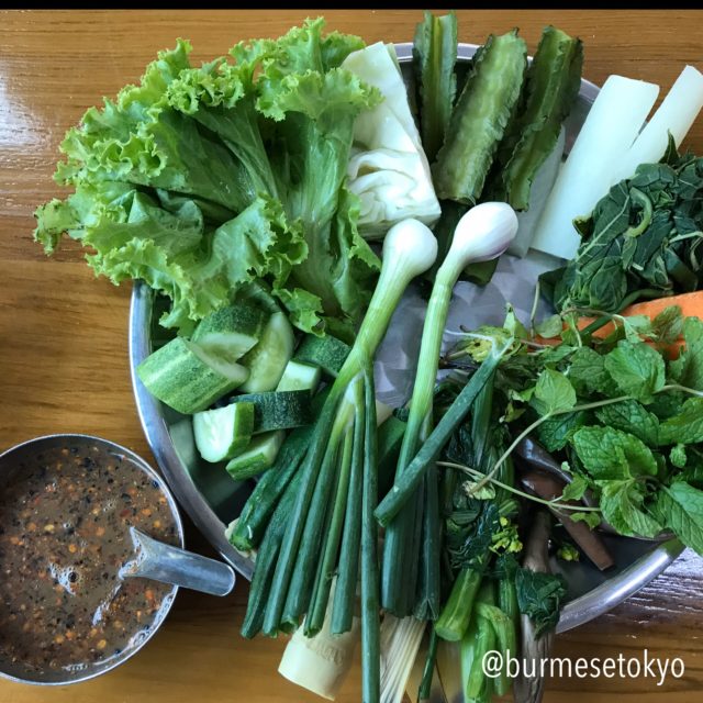 ミャンマー料理の付け合わせのンガピイェーと野菜