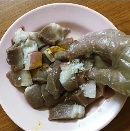 ヤンゴンの市場で買った豚肉。皮付きです
