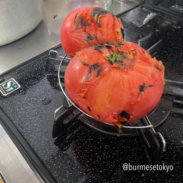 トマトをコンロで焦げ目がつくまで焼いて叩き潰します