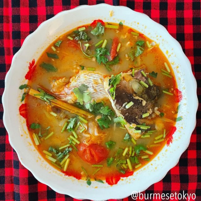 ミャンマー　魚の頭の酸っぱいスープ