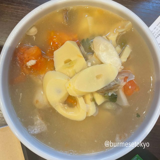 駒込のミャンマー料理店「Queen」の魚の頭のスープ