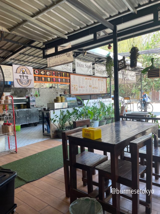 ヤンゴンで食べられるモン族料理店「ムドン」の店内