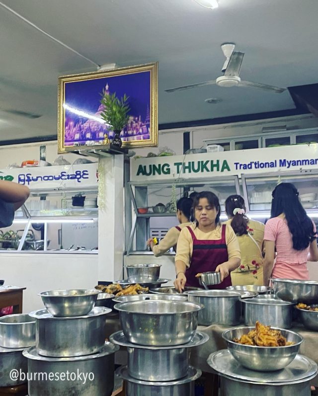 ヤンゴンの人気ビルマ料理店「AUNG THU KHA」の店内