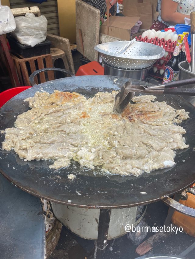 ヤンゴンのB級グルメ屋台飯「ガナンコージョー」を作っているところ