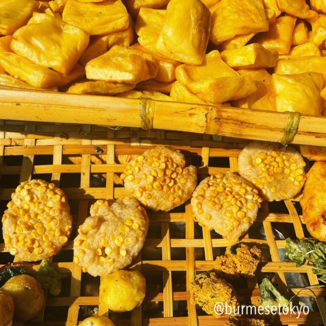 ヤンゴン一美味しいと評判のShwe Familyのアジョー（揚げ物）たち