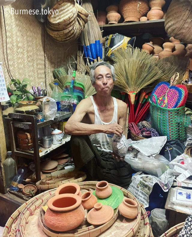 ヤンゴンの中心地にあるインド食材店市場の奥地でひっそり営業していた雑貨屋さんのおじさん