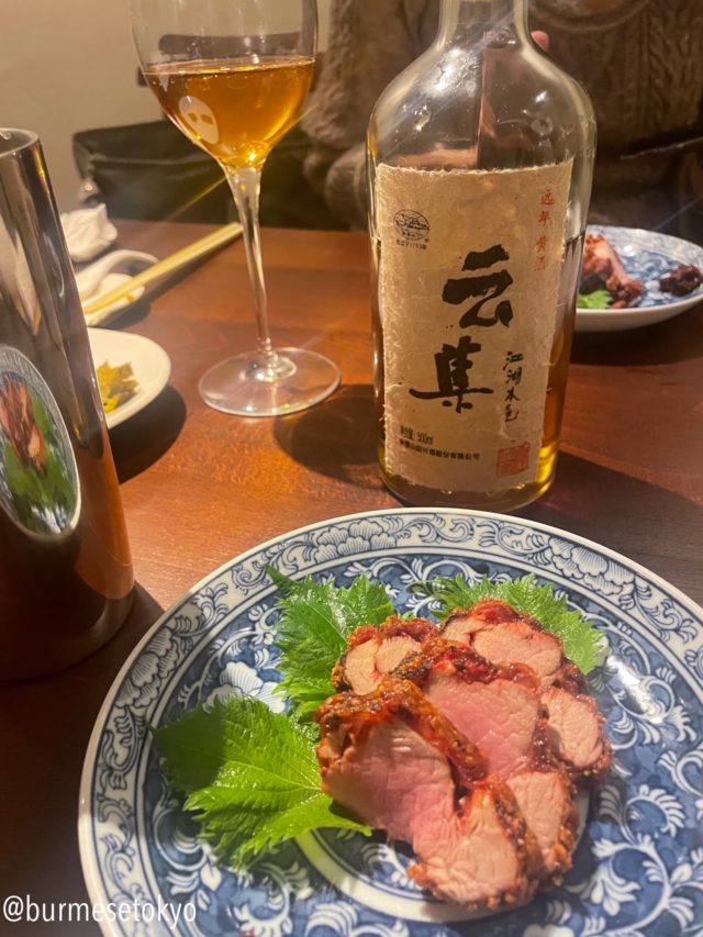 代々木上原の中華料理の名店「マツシマ」さんでいただいた黄酒と、豚の台湾紅麹揚げ